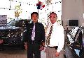 華人經理Frank賴和車行銷售經理Don Wu在一起。